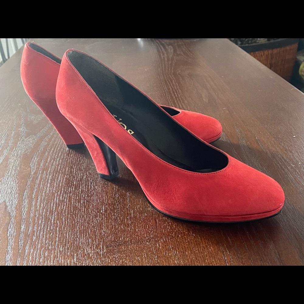 ‘TWO LIPS’ SUEDE PUMPS BY JOURDAN